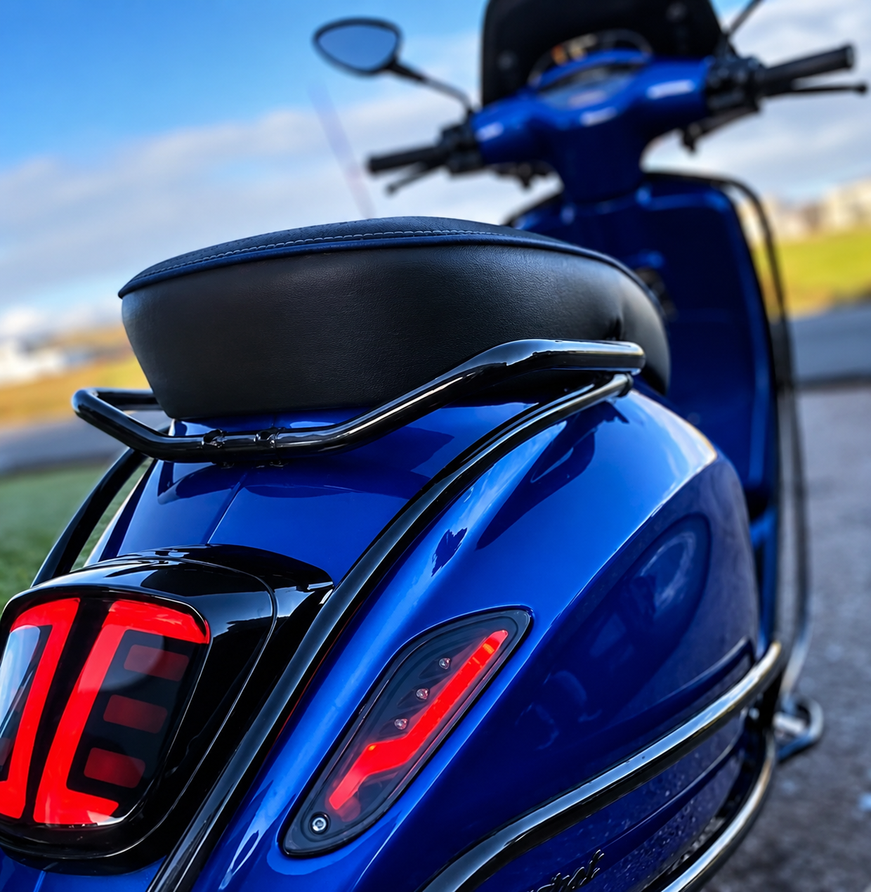 Premium LED decorative side lights kit for Vespa Primavera and Sprint 125/150 featuring bright white front LEDs and red rear LEDs on a white background.