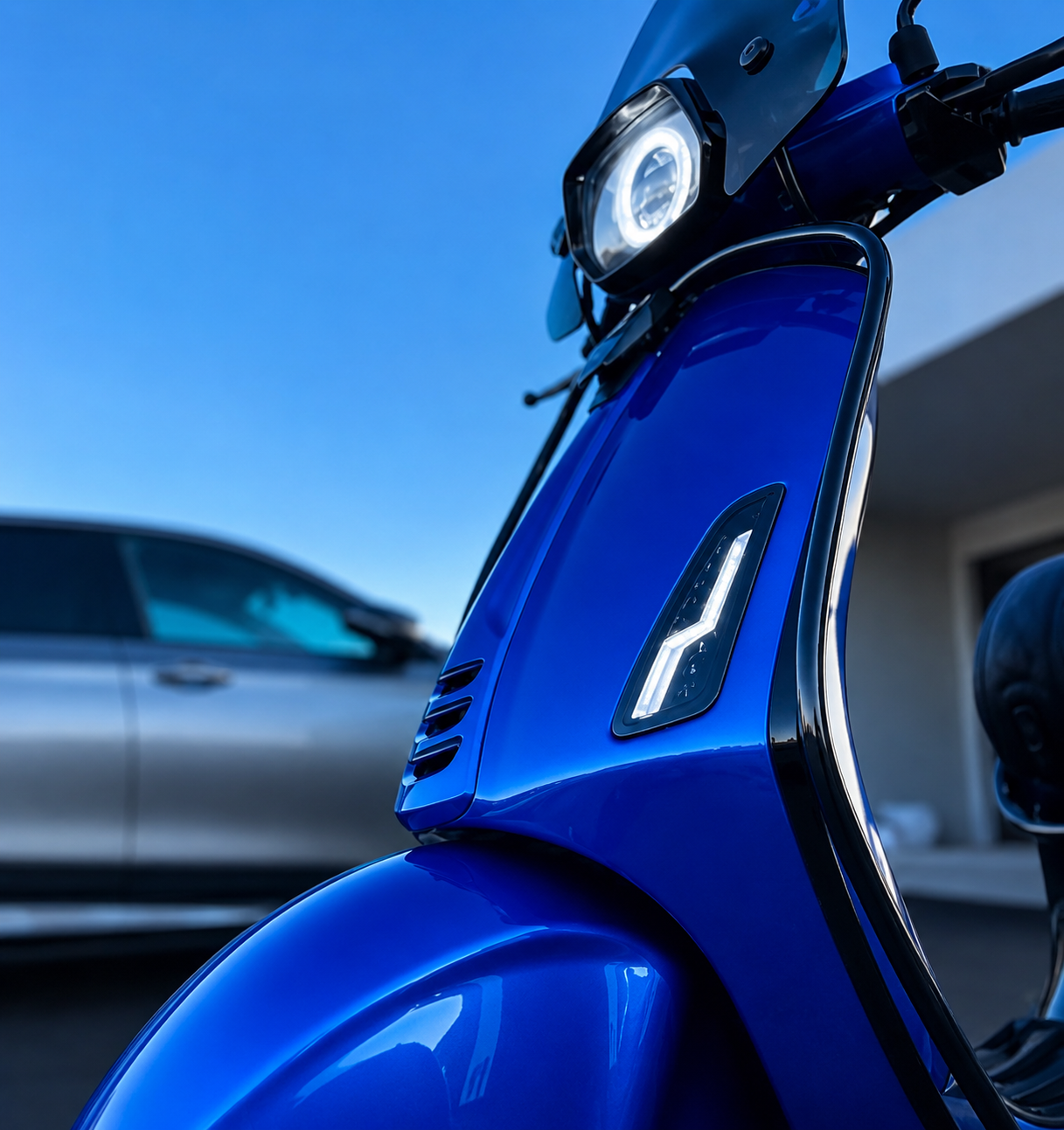 Premium LED decorative side lights kit for Vespa Primavera and Sprint 125/150 featuring bright white front LEDs and red rear LEDs on a white background.